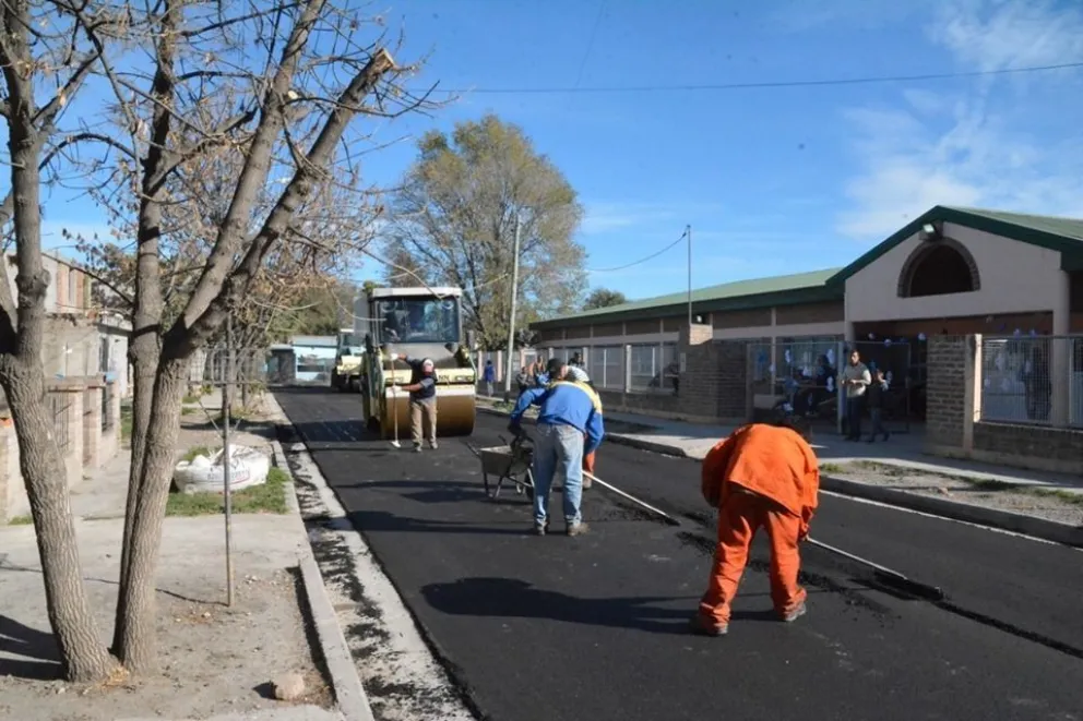Se asfalta el acceso a la Escuela 309 del barrio Lavalle