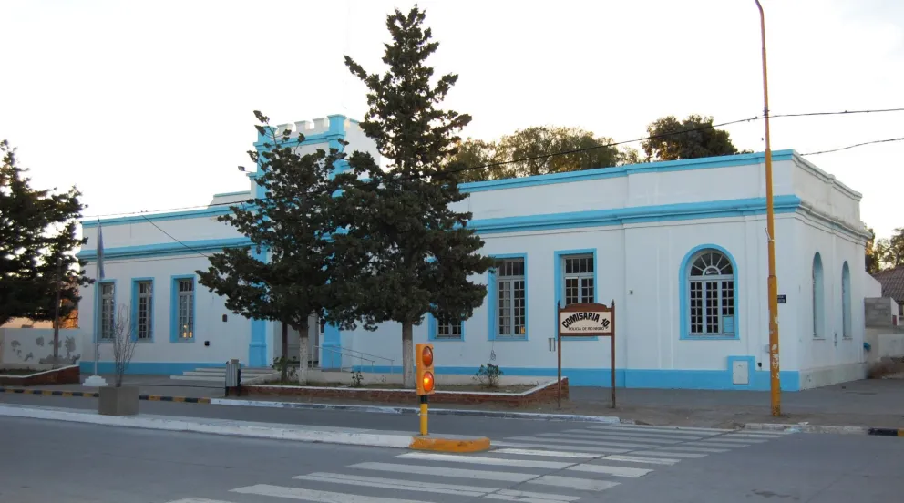 Dormía en un auto ajeno, quedó detenido
