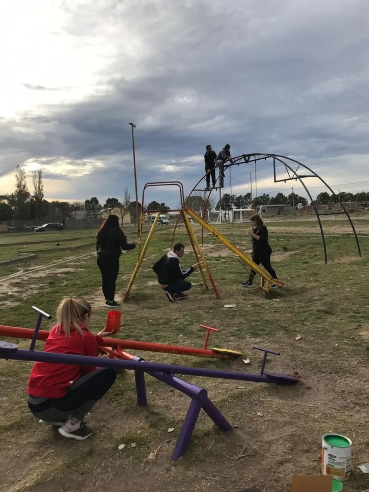 Juventud Cambiemos: Pintaron los juegos de una plaza