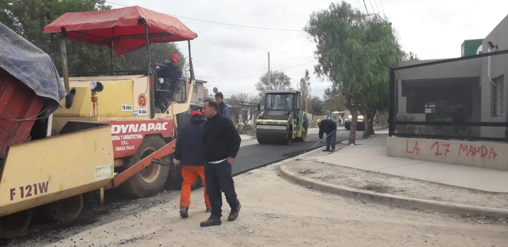 Se asfaltan los accesos al centro de salud y comisaría del barrio Mi Bandera