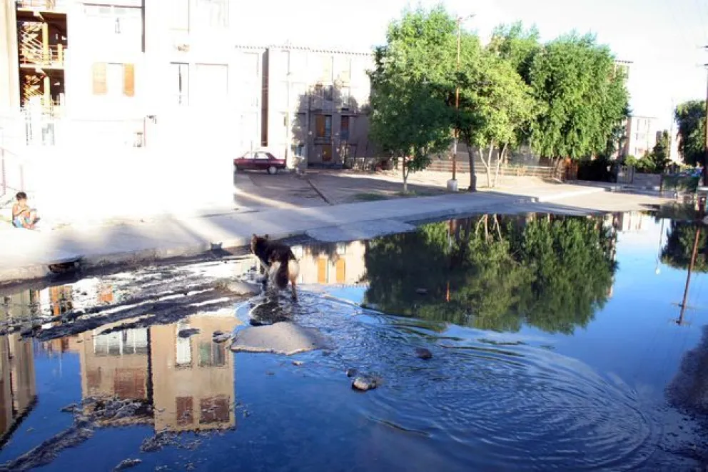 Habrá multas contra ARSA por los desbordes cloacales
