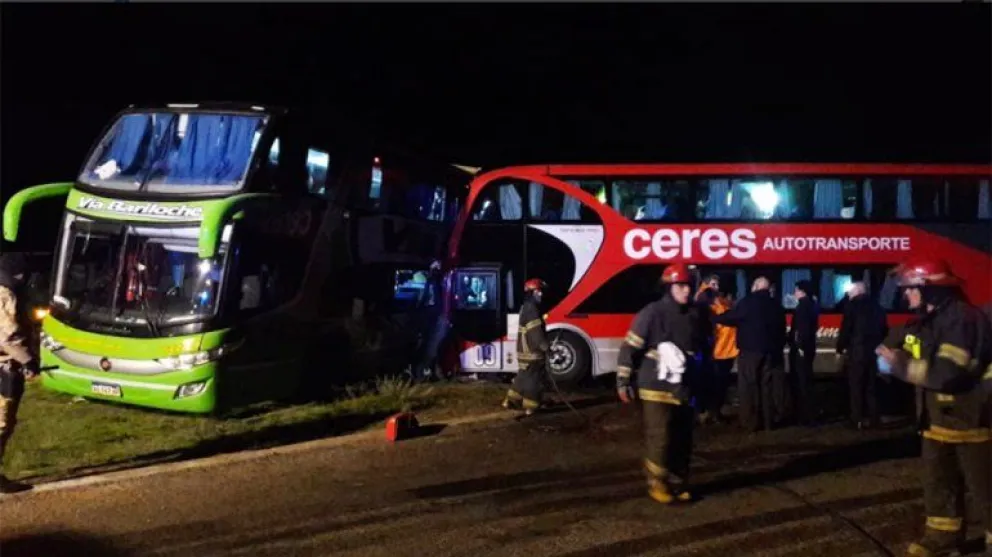 Chocaron dos micros de larga distancia cerca de Río Colorado