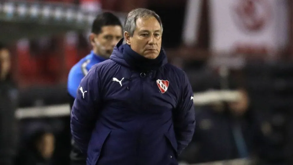 Ariel Holan ya no es más el técnico de Independiente