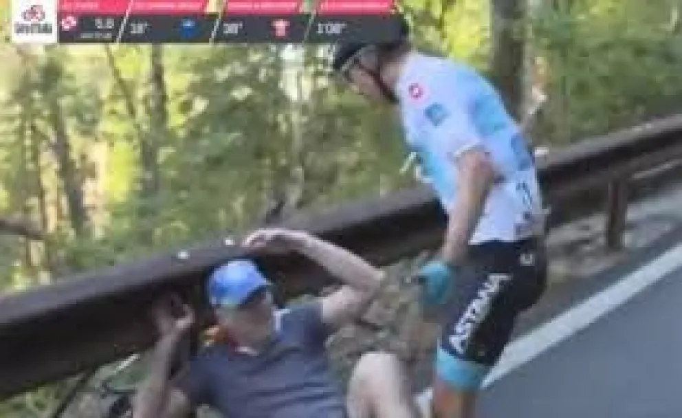 Un aficionado lo volteó y el ciclista le pegó