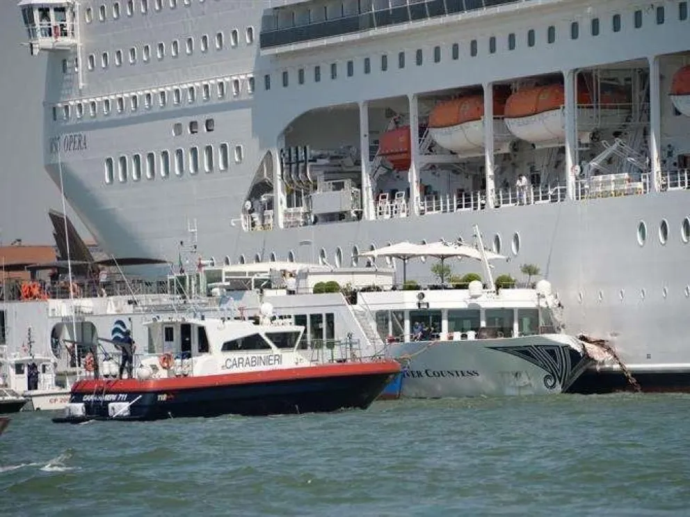 Así fue como un crucero fuera de control chocó un barco de turistas