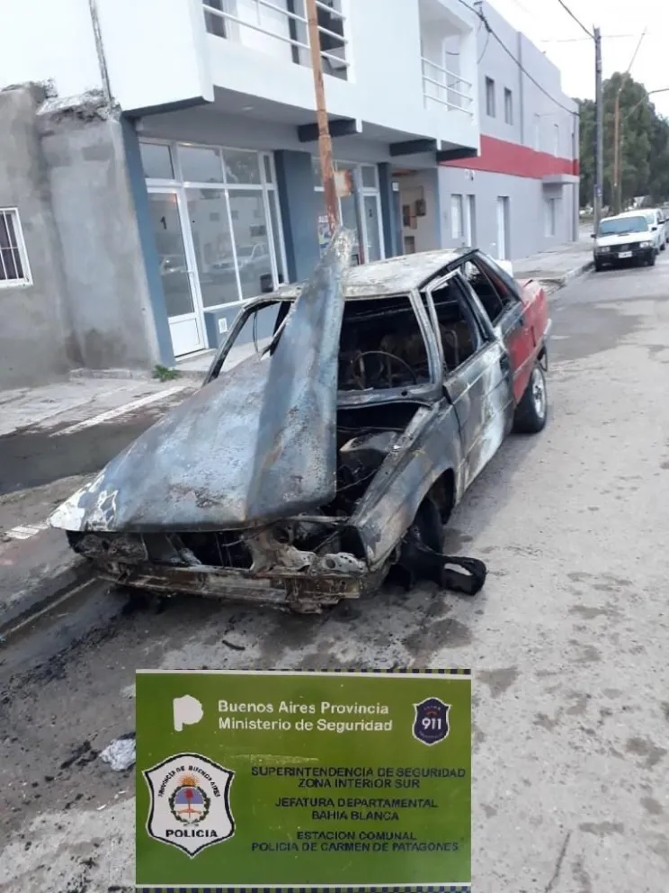 Colisionó contra una casilla de gas y el auto se prendió fuego