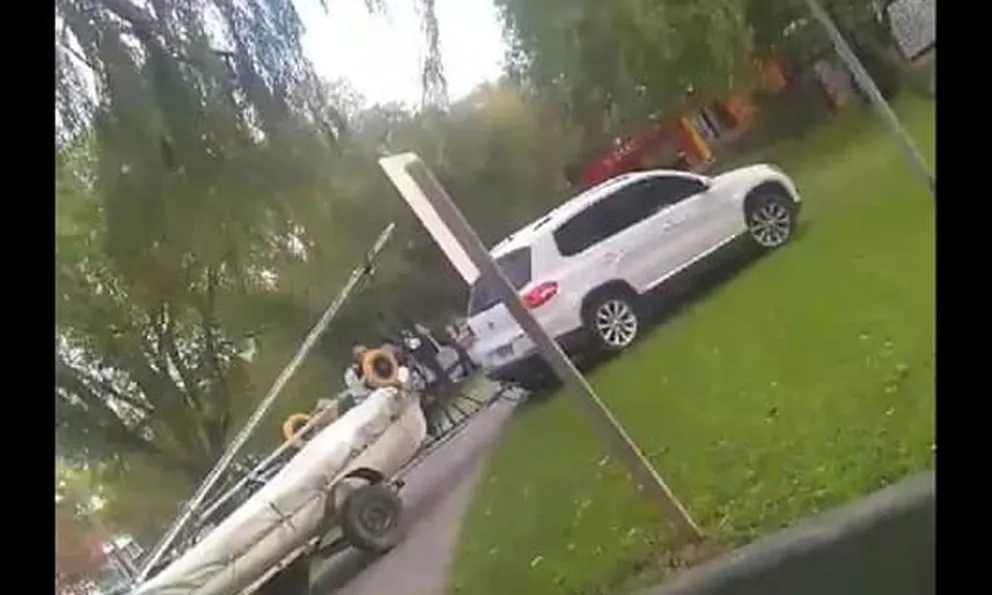Pasaron con camionetas por la vereda y el césped para introducir sus lanchas