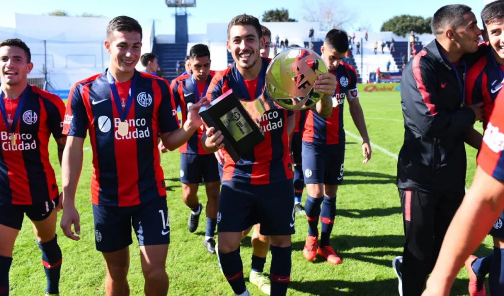 Un viedmense levantó la Copa de la Superliga