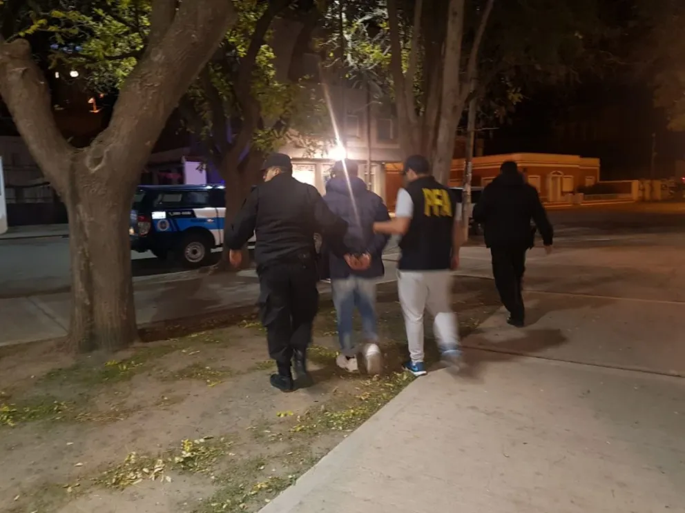 Arrestaron a un joven con marihuana en la Plaza Alsina