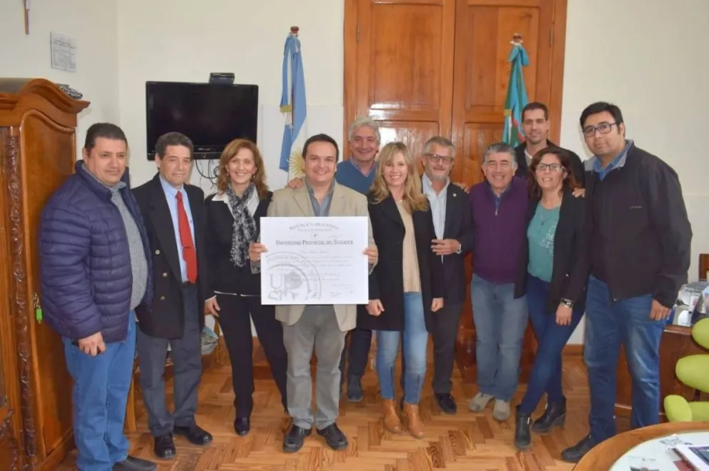 Entrega de título a un nuevo egresado de la UPSO