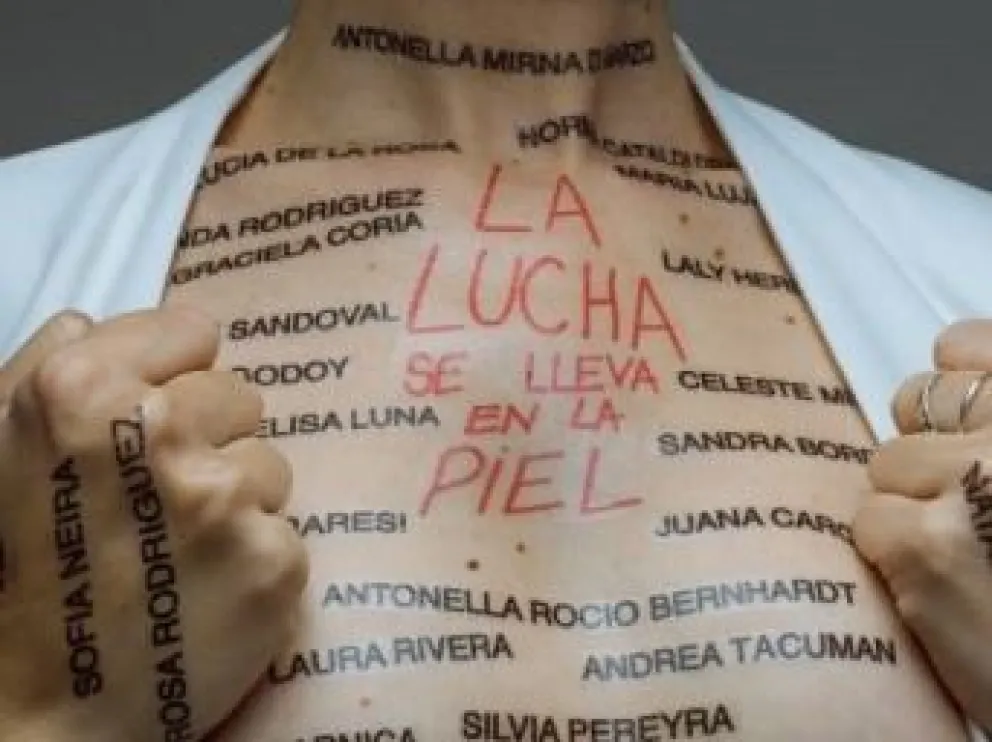 Se tatuó los nombres de las mujeres asesinadas en 2019