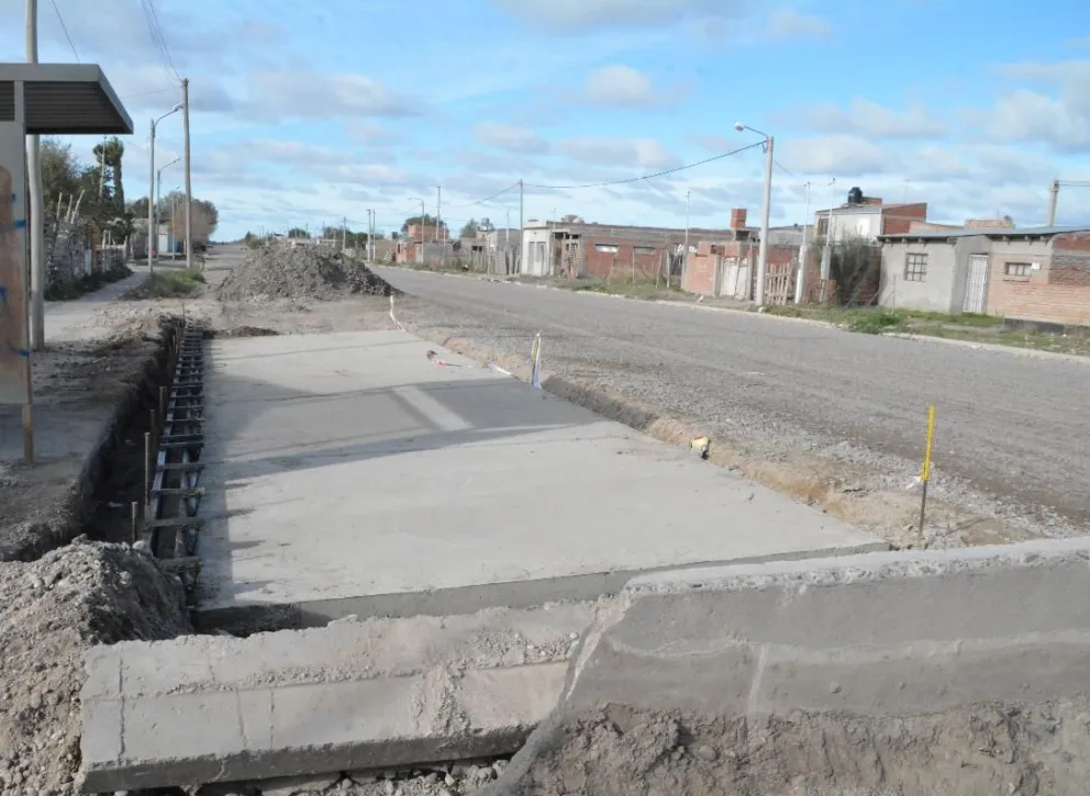 Construyen dársenas para los colectivos