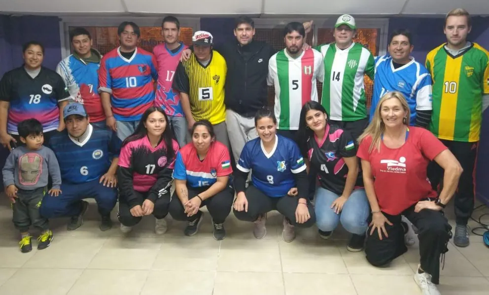 Nueva entrega de camisetas a clubes de Viedma