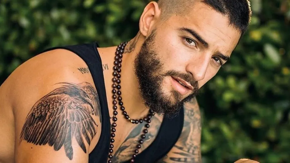 Maluma les cantó a sus fans desde el balcón