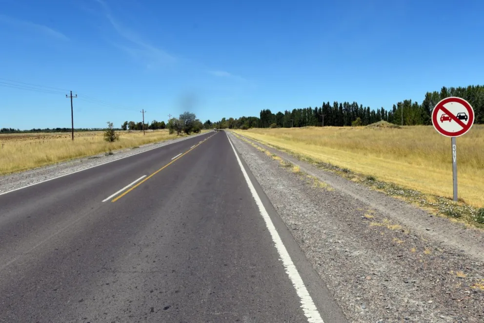Un motociclista chocó contra un camión en la Ruta 3 y se salvó por el casco