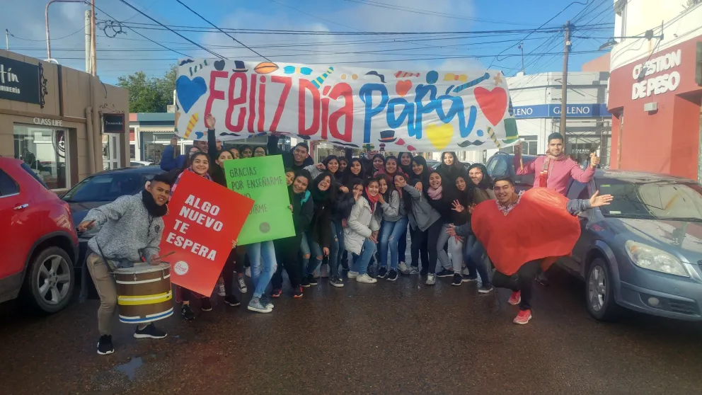 Chicos cristianos repartieron alegría por las calles de Viedma