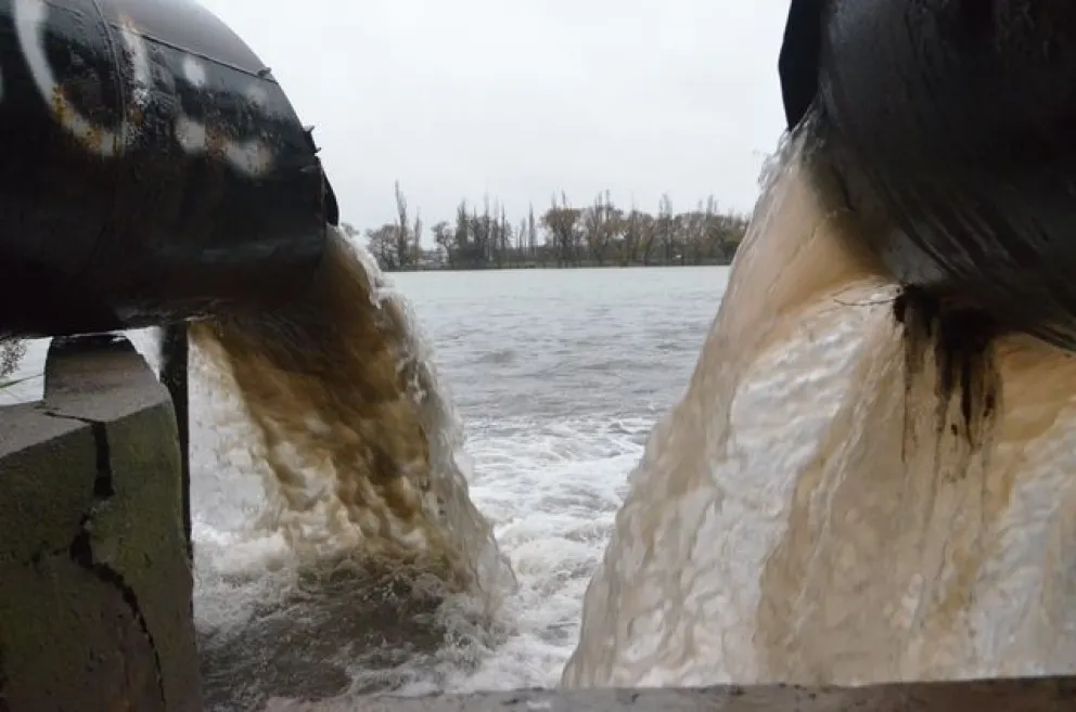 Están listas las rejas que contendrán residuos que llegan al río
