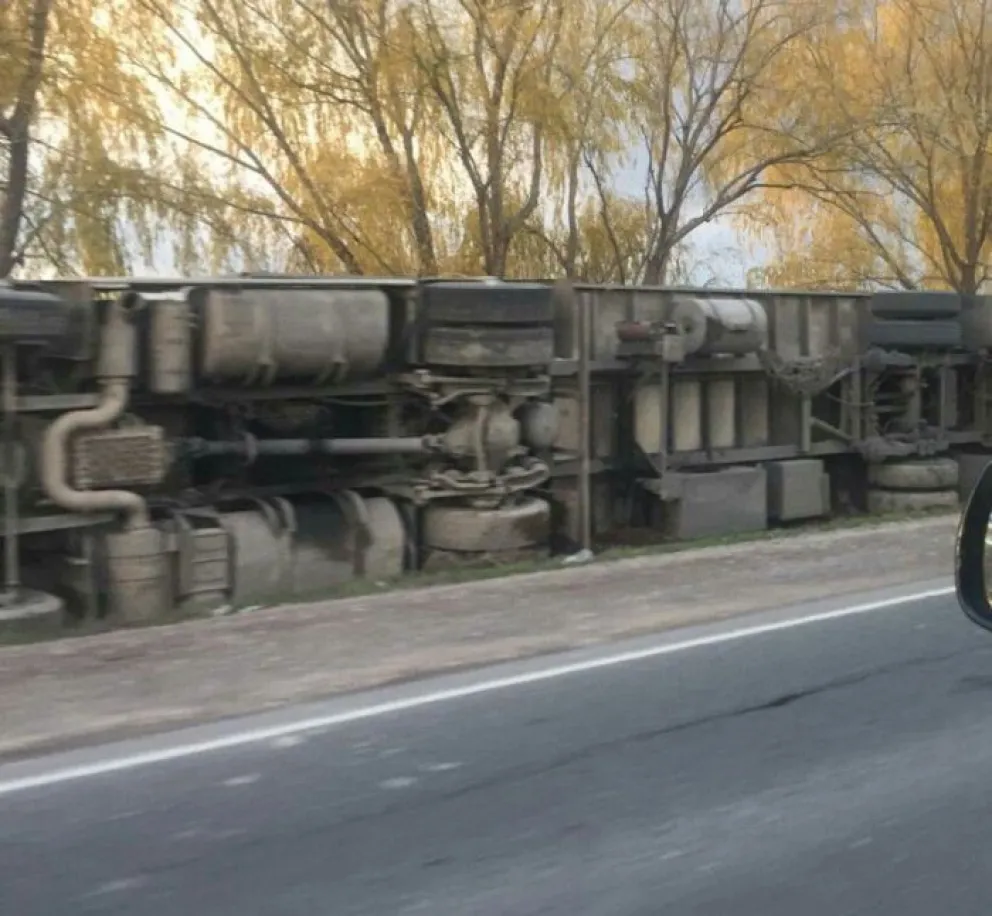 Cedió una banquina y volcó un camión