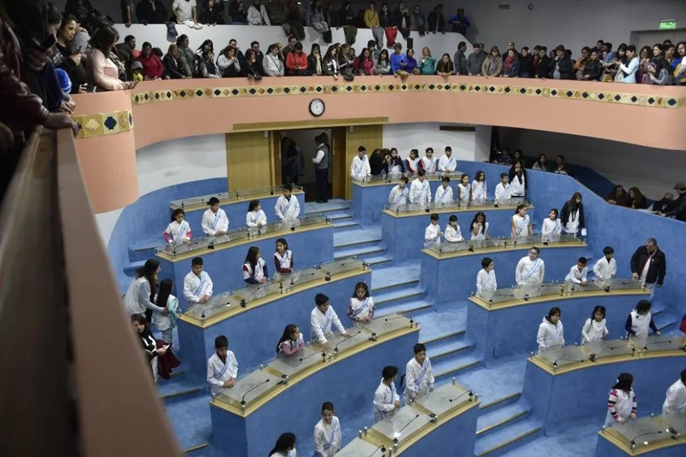 Alumnos prometieron lealtad a la bandera en la Legislatura 