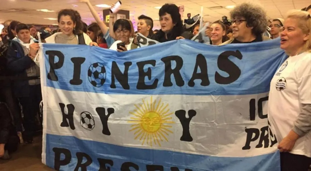 Argentina regresó al país y fue recibida por una multitud