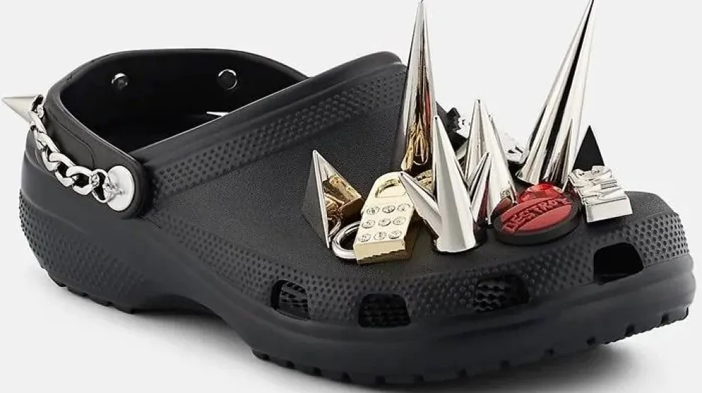 Crocs con tachas y cadenas ¿las usarías?