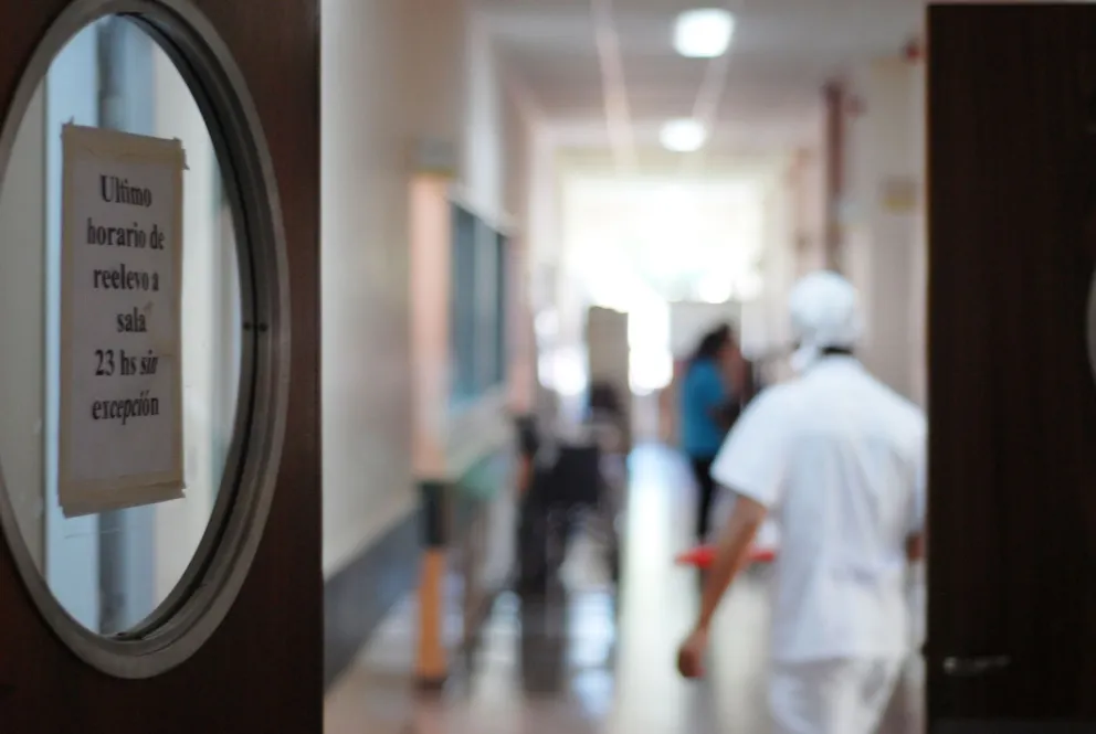 Le dispararon a un joven para robarle
