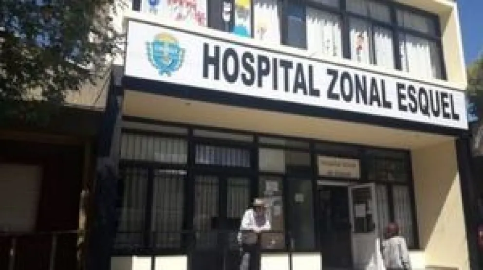 Entró al hospital y le arrancó un pedazo de oreja al enfermero