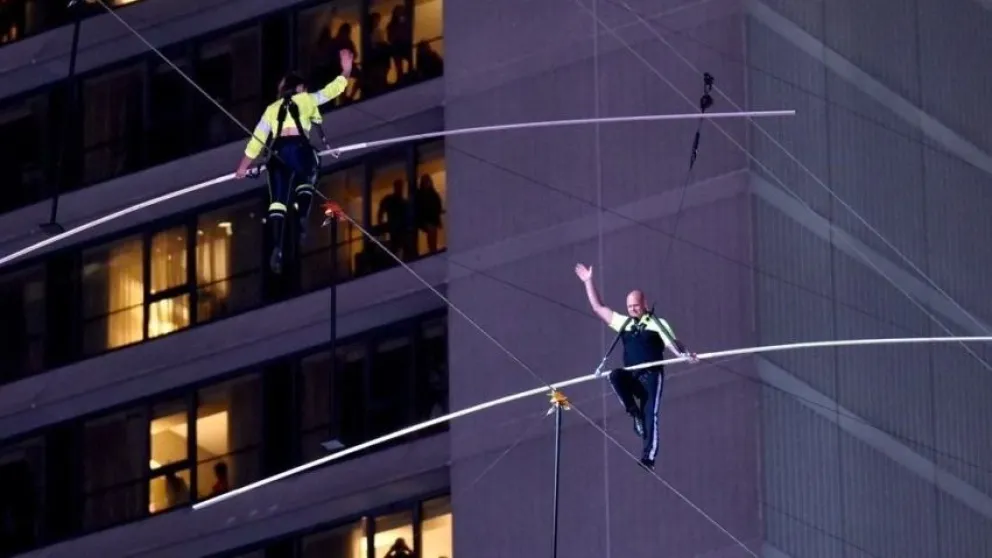 Hermanos equilibristas caminaron por un cable a 25 pisos de altura