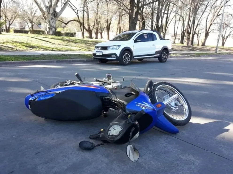 Abrió la puerta de su camioneta y obstruyó el paso de una moto: los dos son responsables