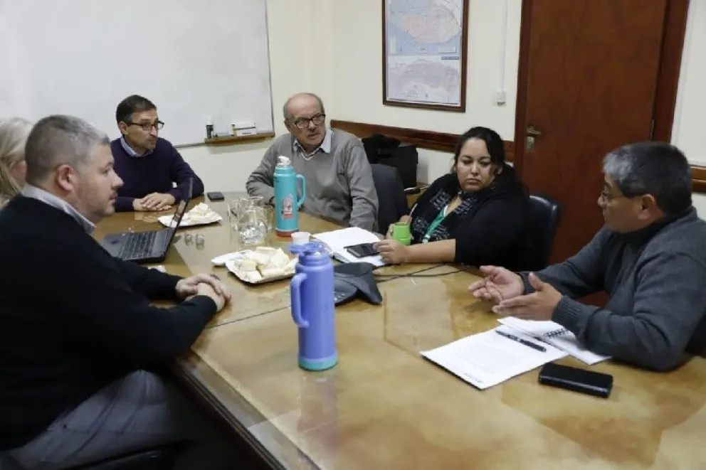 El gobierno propuso un aumento del 6 por ciento para los estatales