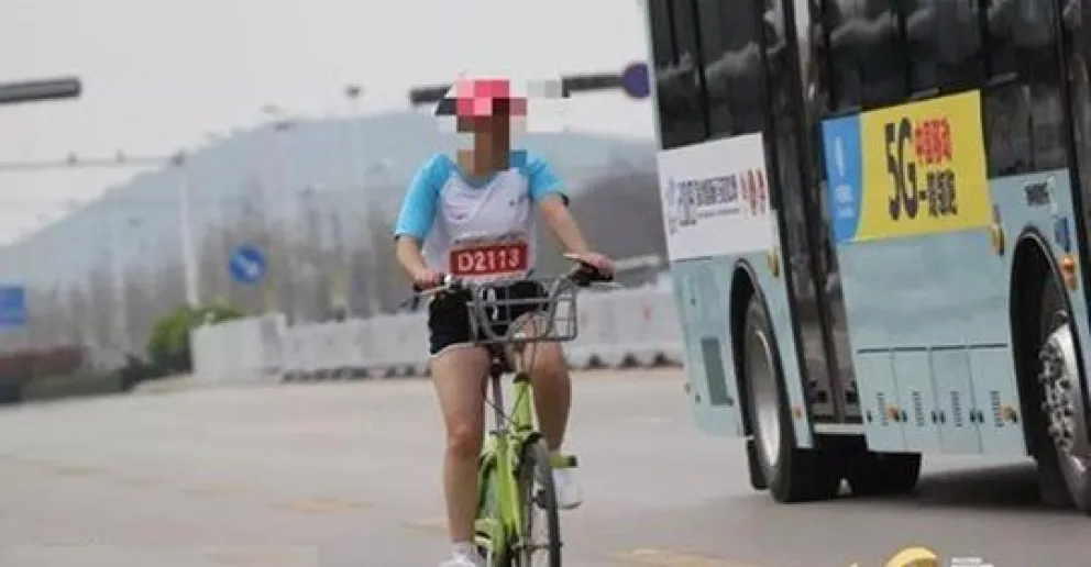 Descubren a una runner en bicicleta en un 42k