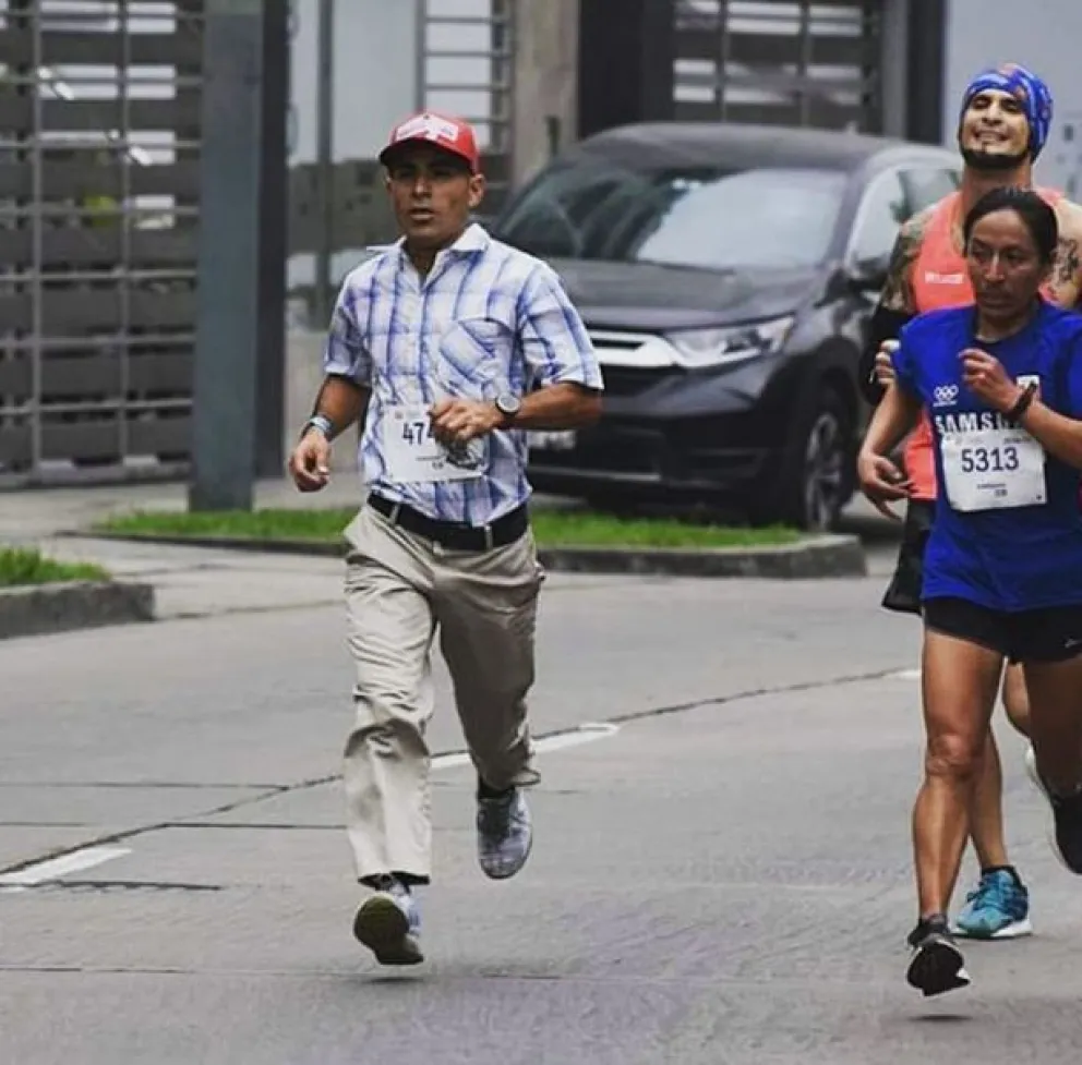 Corrió 10k vestido como Forrest Gump y bajó los 40 minutos