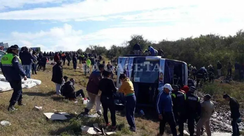Volcó un micro con jubilados: Al menos 13 muertos y 45 heridos