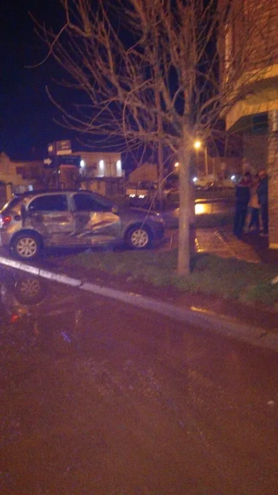 Un Gol terminó en la vereda tras un choque