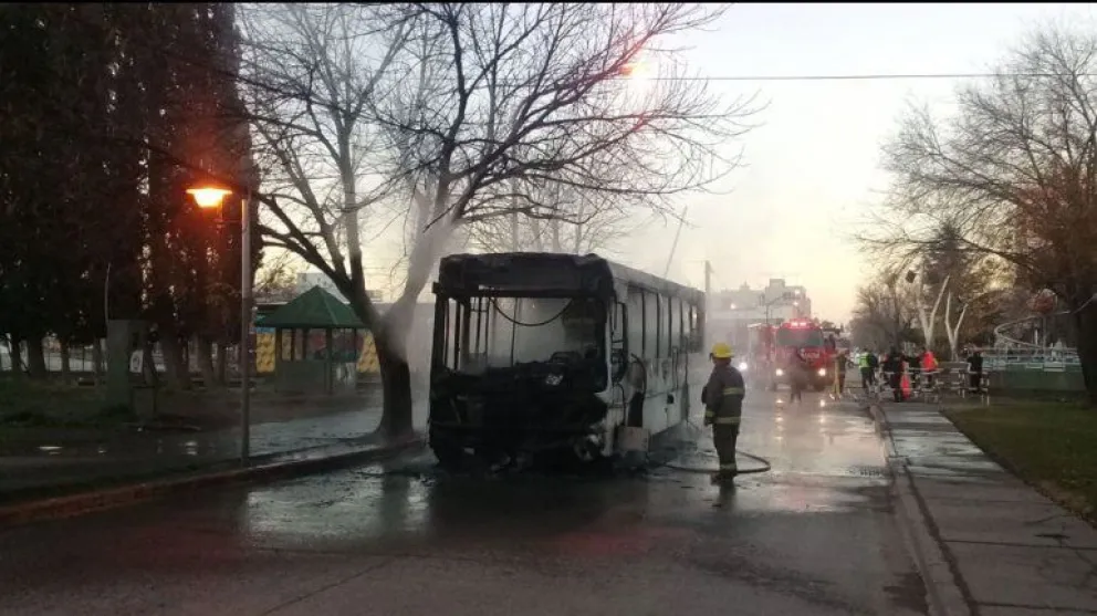 Un colectivo se prendió fuego en el centro de Neuquén