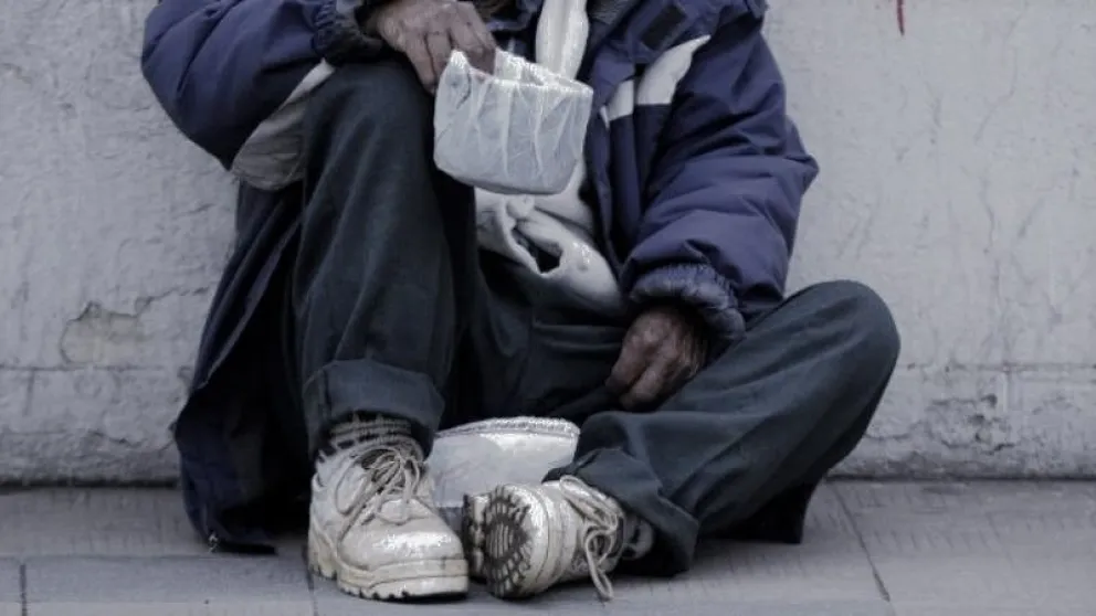 Vecinos reparten comida y abrigo para personas en situación de calle