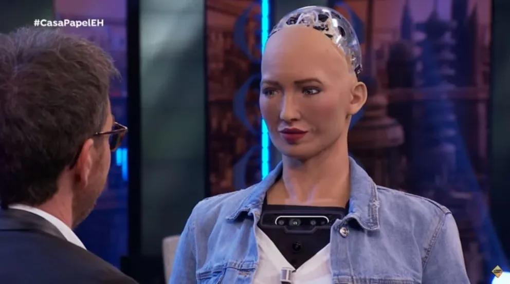 Asombran las reacciones de Sophia, un robot con inteligencia artificial
