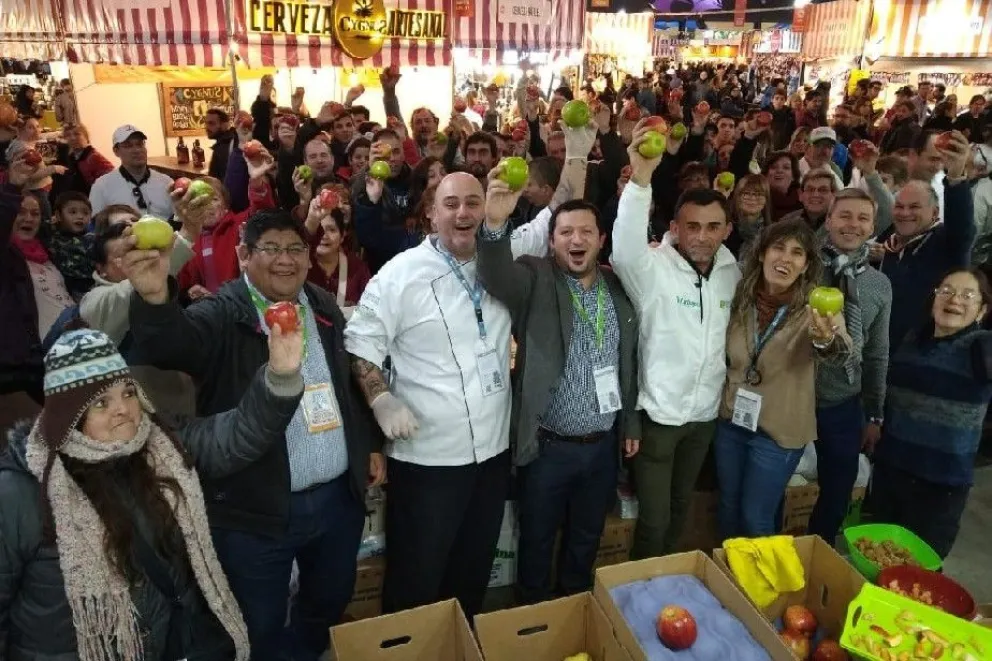 Un trailer con frutas rionegrinas para un camino de sabores