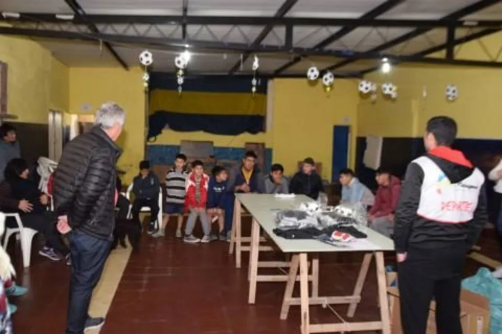 Villa Mazzini recibió indumentaria