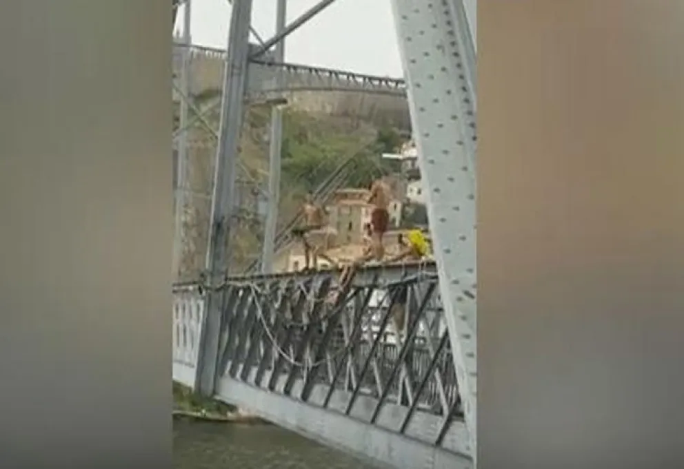Portugal: se desnudó y saltó de un puente en Oporto