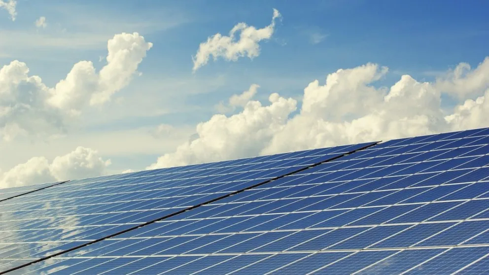 Crean dispositivo que genera energía solar y purifica el agua