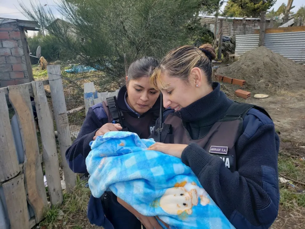 Policías asistieron un parto y se reencontraron con el recién nacido