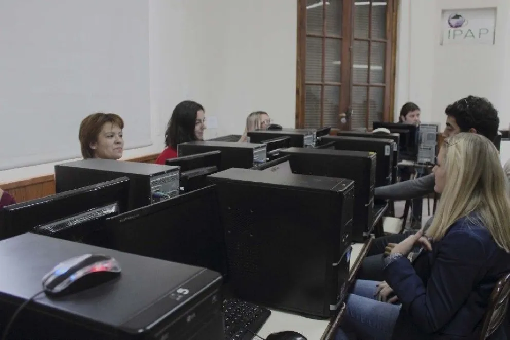 Continúa el proceso de pase a Planta de 3 mil trabajadores estatales