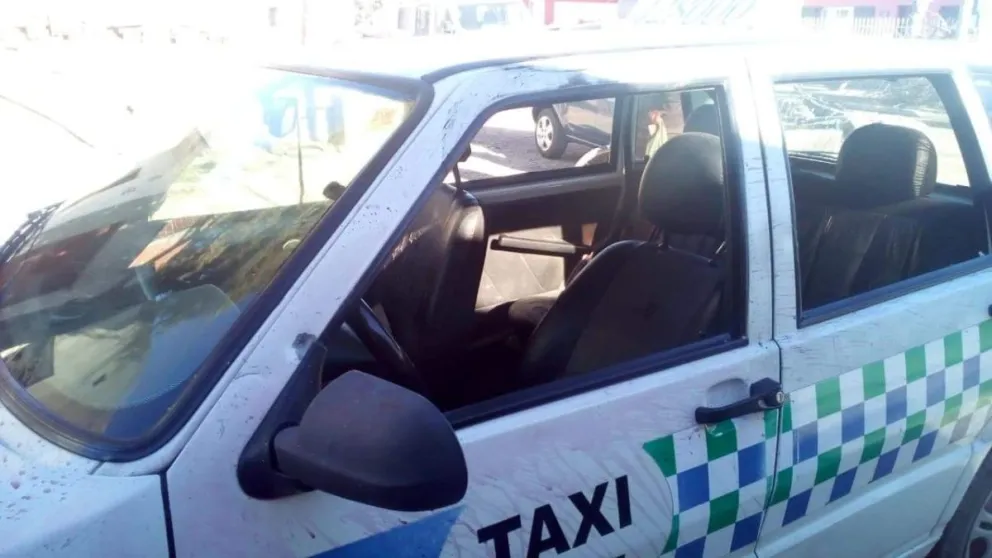 Balearon el auto de un taxista en el IPPV