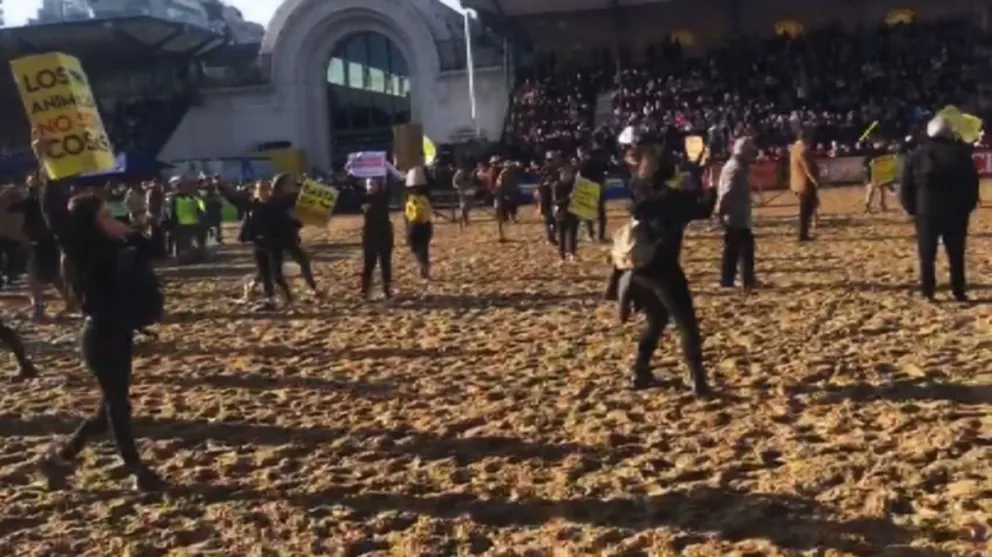 Expo Rural: gauchos a caballo corrieron a activistas veganos