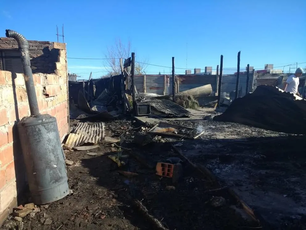 Piden colaboraciones para tres familias que perdieron todo en un incendio