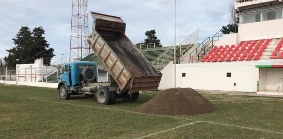 Reacondicionan la cancha de Deportivo Patagones
