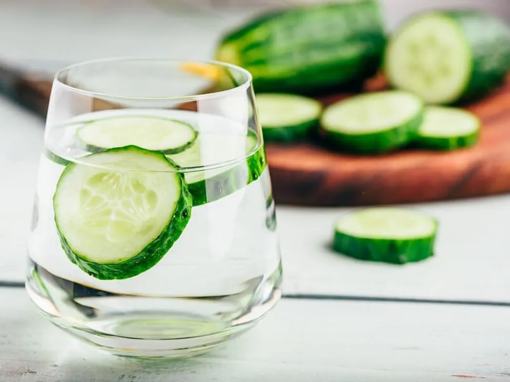 Agua de pepino para la retención de líquidos