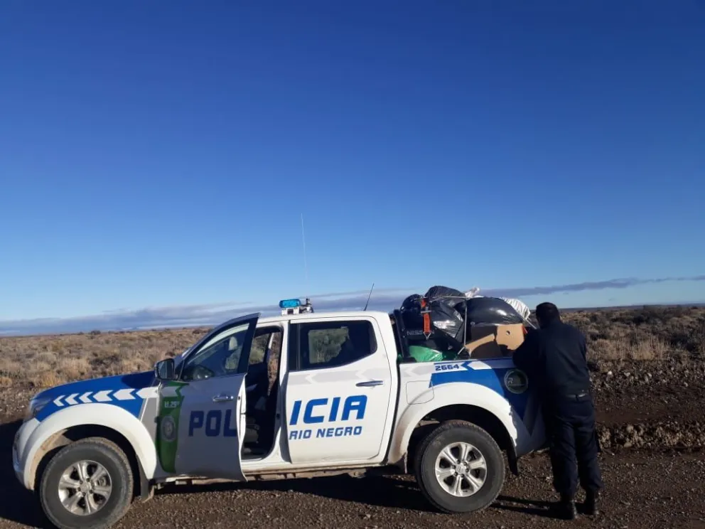 Policías ayudan a vecinos de El Caín