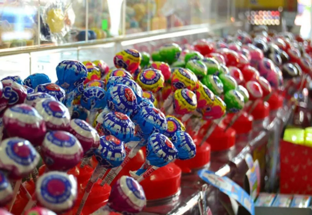 Prohíben la exhibición de productos con mucha azúcar en las cajas de supermercados
